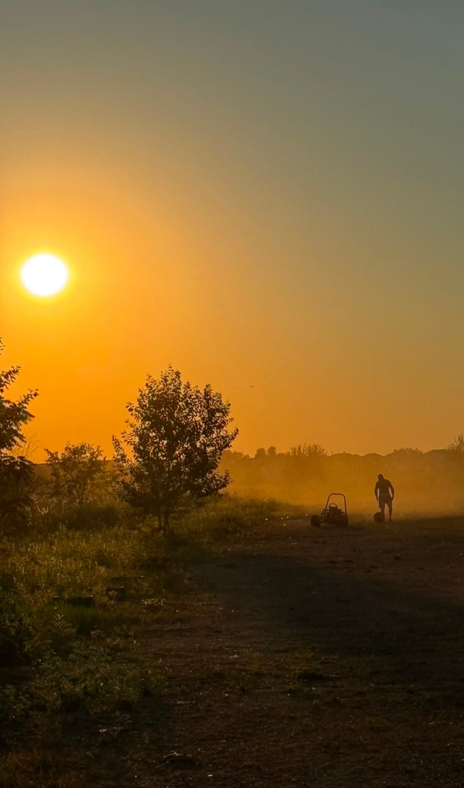 Kart pe teren, în praf, la apus